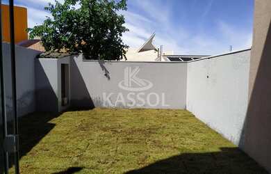 Imagem: A casa possui 2 Dormitórios, 2 Banheiros, 2 Vagas na garagem