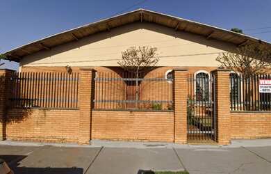 Imagem: A casa possui 4 Dormitórios, 4 Banheiros, 3 Vagas na garagem