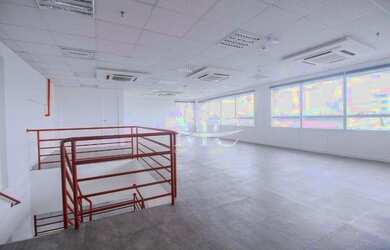 Imagem: O depósito possui 5 Vagas na garagem, 478m² de Área e está