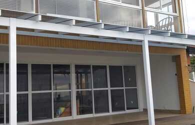 Imagem 2: casa frente para o mar com piscina