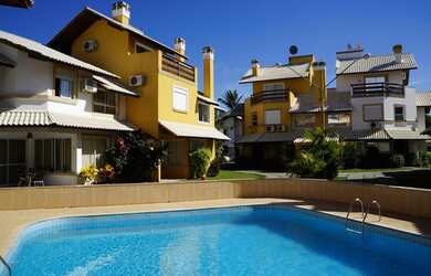 Imagem: A casa possui 4 Dormitórios, 3 Banheiros, 2 Vagas na garagem