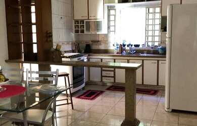 Imagem: A casa possui 4 Dormitórios, 3 Banheiros, 2 Vagas na garagem