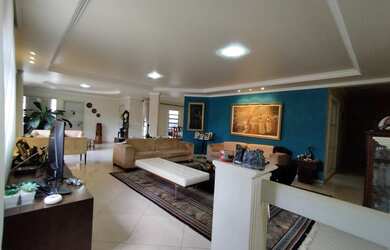 Imagem: A casa possui 5 Dormitórios, 3 Banheiros, 5 Vagas na garagem