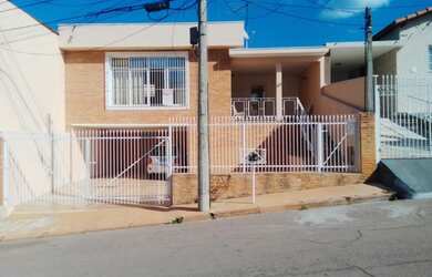 Imagem: A casa possui 3 Dormitórios, 3 Banheiros, 4 Vagas na garagem