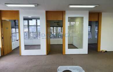 Imagem: O depósito possui 3 Vagas na garagem, 130m² de Área e Imóvel