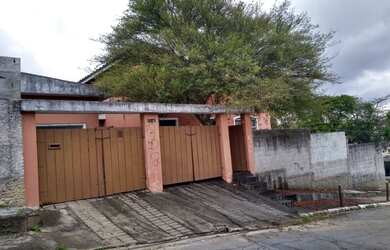 Imagem: A casa possui 4 Dormitórios, 3 Banheiros, 700m² de Área e