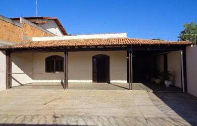 Imagem: A casa à venda possui 3 Dormitórios, 2 Banheiros, 4 Vagas