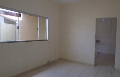 Imagem: A casa possui 2 Dormitórios, 2 Banheiros, 2 Vagas na garagem