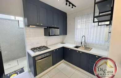 Imagem: A casa em condomínio possui 2 Dormitórios, 1 Banheiro, 2 Vagas