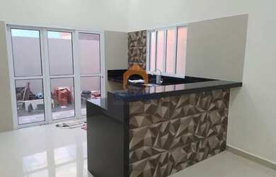 Imagem: A casa possui 3 Dormitórios, 2 Banheiros, 2 Vagas na garagem