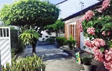 Imagem: A casa possui 3 Dormitórios, 2 Banheiros, 2 Vagas na garagem