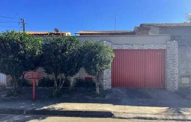 Imagem: A casa possui 3 Dormitórios, 2 Banheiros, 2 Vagas na garagem