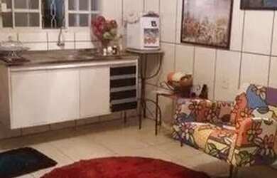 Imagem: A casa possui 2 Dormitórios, 2 Banheiros, 2 Vagas na garagem