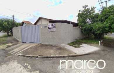 Imagem: A casa possui 4 Dormitórios, 2 Banheiros, 4 Vagas na garagem