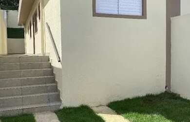 Imagem: A casa possui 2 Dormitórios, 1 Banheiro, 2 Vagas na garagem