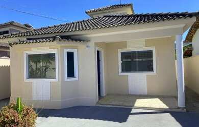 Imagem: A casa possui 3 Dormitórios, 3 Banheiros, 2 Vagas na garagem