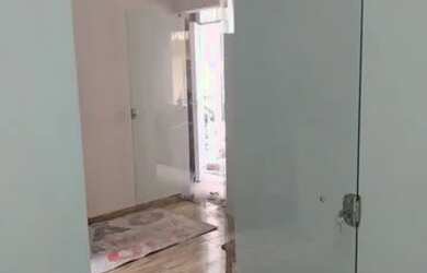 Imagem: A casa possui 1 Dormitório, 1 Banheiro, 1 Vaga na garagem