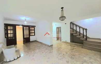 Imagem: A casa possui 2 Dormitórios, 3 Banheiros, 2 Vagas na garagem