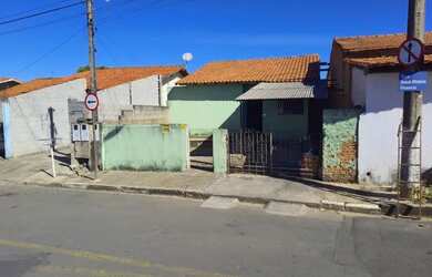 Imagem: A casa possui 2 Dormitórios, 1 Banheiro, 1 Vaga na garagem