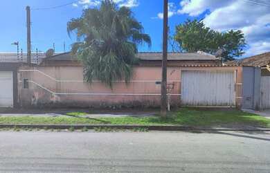 Imagem: A casa possui 3 Dormitórios, 1 Banheiro, 2 Vagas na garagem