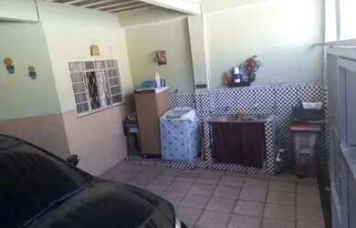 Imagem: A casa possui 3 Dormitórios, 1 Banheiro, 1 Vaga na garagem