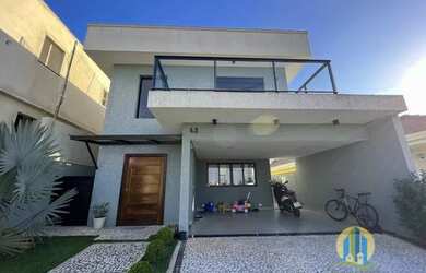 Imagem: A casa possui 3 Dormitórios, 3 Banheiros, 4 Vagas na garagem