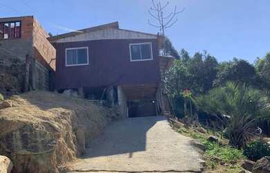 Imagem: A casa possui 1 Dormitório, 1 Banheiro, 1 Vaga na garagem