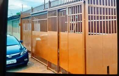 Imagem: A casa possui 2 Dormitórios, 2 Banheiros, 3 Vagas na garagem