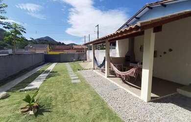 Imagem: A casa possui 2 Dormitórios, 2 Banheiros, 2 Vagas na garagem