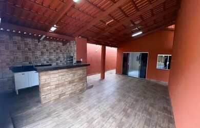 Imagem: A casa possui 3 Dormitórios e 2 Banheiros e está localizado