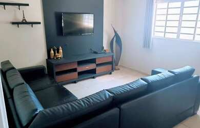 Imagem: A casa possui 3 Dormitórios, 2 Banheiros, 4 Vagas na garagem