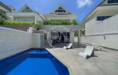 Imagem: A casa possui 5 Dormitórios, 4 Banheiros, 2 Vagas na garagem