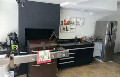 Imagem: A casa possui 4 Dormitórios, 5 Banheiros, 4 Vagas na garagem