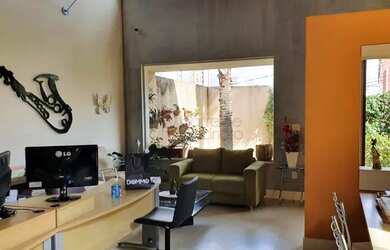 Imagem: O depósito possui 2 Vagas na garagem, 120m² de Área e está