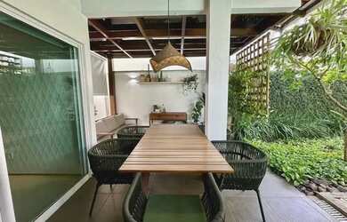 Imagem: A casa possui 4 Dormitórios, 3 Banheiros, 2 Vagas na garagem