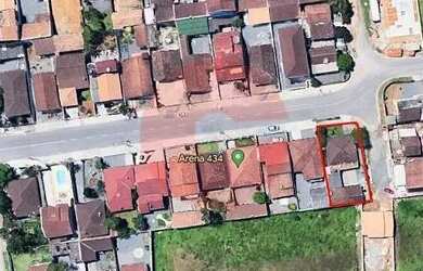 Imagem: A casa possui 3 Dormitórios, 1 Banheiro, 2 Vagas na garagem