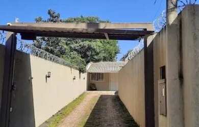 Imagem: A casa possui 2 Dormitórios, 2 Banheiros, 2 Vagas na garagem