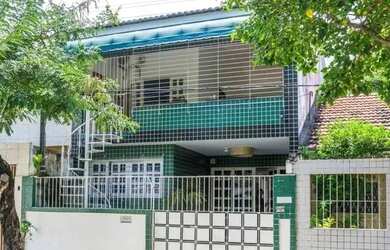 Imagem: A casa possui 5 Dormitórios, 2 Banheiros, 1 Vaga na garagem