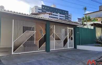 Imagem: A casa possui 4 Dormitórios, 3 Banheiros, 1 Vaga na garagem