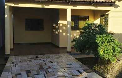 Imagem: A casa possui 3 Dormitórios, 2 Banheiros, 2 Vagas na garagem