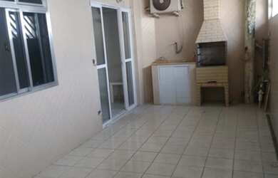 Imagem: A casa possui 2 Dormitórios, 2 Banheiros, 1 Vaga na garagem