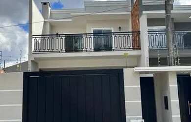 Imagem: A casa possui 3 Dormitórios, 1 Banheiro, 2 Vagas na garagem