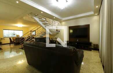 Imagem: A casa possui 3 Dormitórios, 4 Banheiros, 4 Vagas na garagem