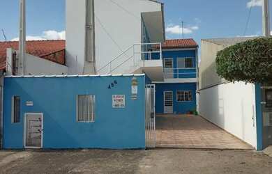 Imagem: A casa possui 1 Dormitório, 1 Banheiro, 1 Vaga na garagem