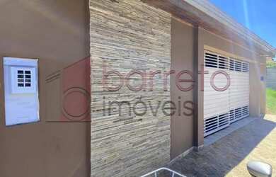 Imagem: A casa possui 3 Dormitórios, 2 Banheiros, 3 Vagas na garagem