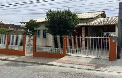 Imagem: A casa possui 4 Dormitórios, 2 Banheiros, 2 Vagas na garagem