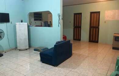 Imagem: A casa possui 3 Dormitórios, 4 Banheiros, 2 Vagas na garagem