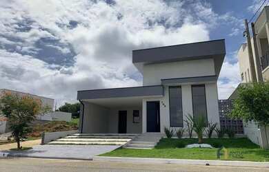 Imagem: A casa possui 3 Dormitórios, 3 Banheiros, 4 Vagas na garagem