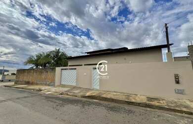 Imagem: A casa possui 3 Dormitórios, 2 Banheiros, 2 Vagas na garagem