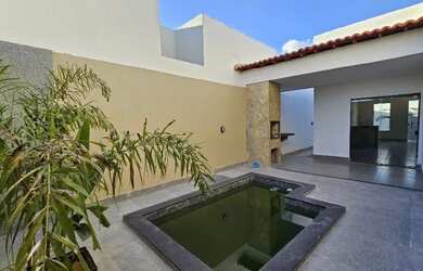 Imagem: A casa à venda possui 3 Dormitórios, 3 Banheiros, 2 Vagas